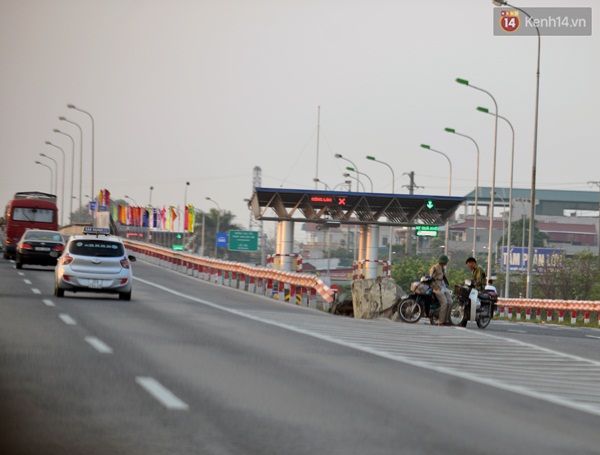 &Ocirc; t&ocirc; xếp h&agrave;ng d&agrave;i, nh&iacute;ch từng ch&uacute;t một tr&ecirc;n cao tốc Ninh B&igrave;nh - Cầu Giẽ chiều m&ugrave;ng 5 Tết - Ảnh 9.