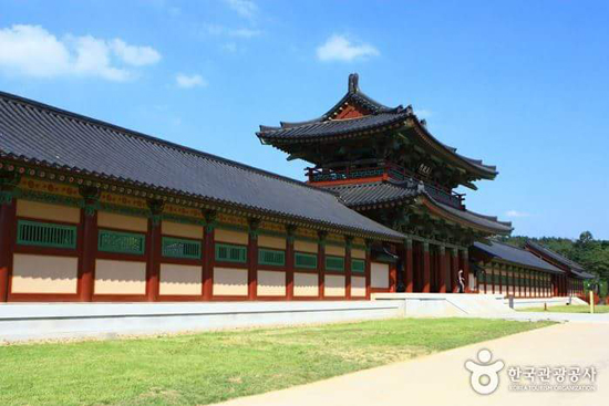 IU đập tan chỉ tr&iacute;ch nhờ tạo h&igrave;nh xinh xắn trong Moon Lovers - Ảnh 10.