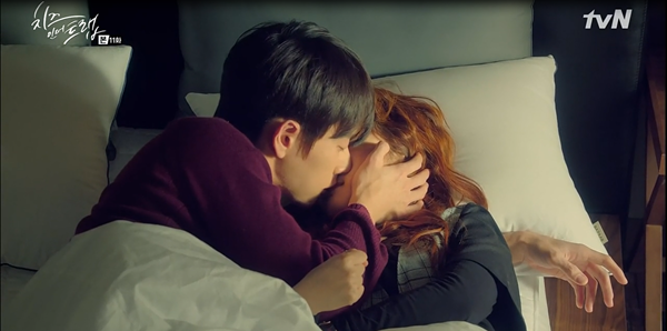 &ldquo;Cheese In The Trap&rdquo;: Ng&acirc;y ngất trước nụ h&ocirc;n &ldquo;giường chiếu&rdquo; l&atilde;ng mạn của Park Hae Jin - Ảnh 8.