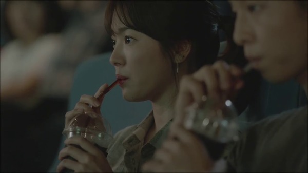 Song Joong Ki hôn đàn chị Song Hye Kyo mùi mẫn, lạnh lùng với hươu Lee Kwang Soo - Ảnh 14.