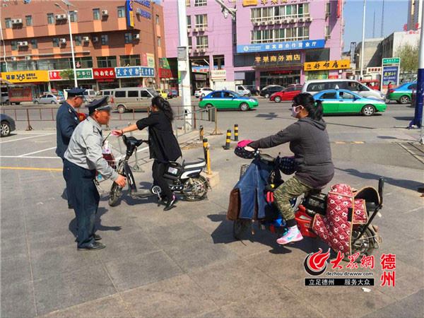 Hình ảnh bảo vệ quỳ lạy xin tài xế đỗ xe đúng nơi quy định gây nhiều tranh cãi - Ảnh 5.