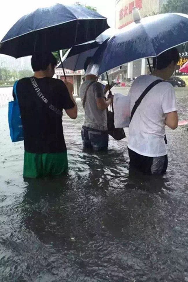 Chùm ảnh: Người dân Quảng Châu dở khóc dở cười trong trận mưa lụt đầu hè - Ảnh 16.