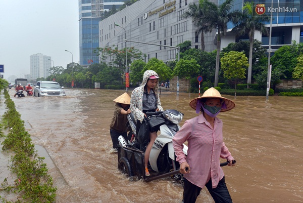 Chùm ảnh: Tắc đường kinh hoàng sau mưa, giao thông trên đường Phạm Hùng tê liệt - Ảnh 15.