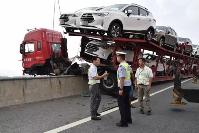 Container chở đầy &ocirc; t&ocirc; mắc kẹt giữa kh&ocirc;ng trung v&igrave; tr&oacute;t lao v&agrave;o r&agrave;o chắn b&ecirc;n đường - Ảnh 7.