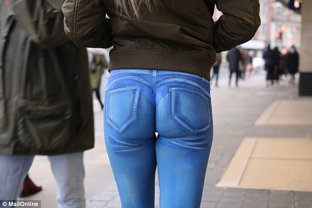 Cô gái chỉ mặc quần lót dạo phố mà ai cũng nghĩ là mặc quần jeans bó sát - Ảnh 1.