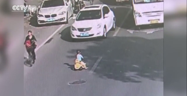 Trung Quốc: Những tổ lái của năm khiến người đi đường phải kinh hồn bạt vía - Ảnh 17.