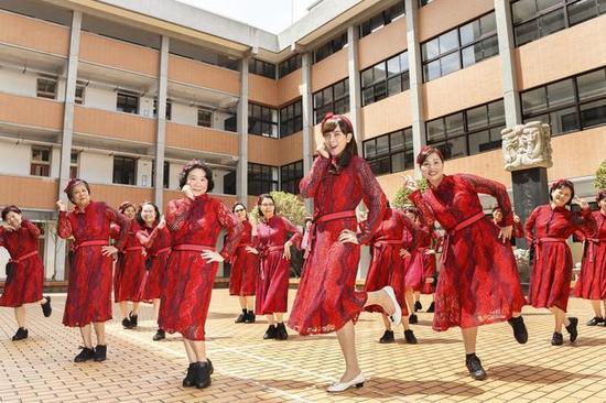 Nam thần h&oacute;a th&agrave;nh mỹ nữ: Người xinh như mộng, kẻ khiến fan cười như đi&ecirc;n - Ảnh 9.