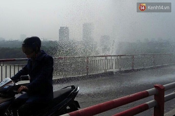 Hi hữu: Giữa trời nắng đi qua cầu Chương Dương vẫn phải mặc áo mưa - Ảnh 2.