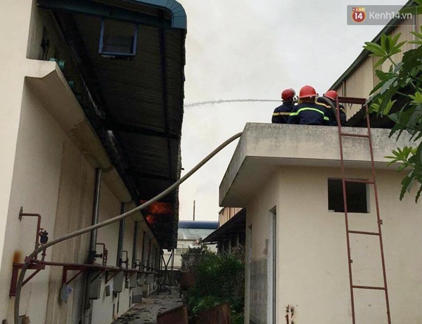 Ch&aacute;y lớn khu c&ocirc;ng nghiệp Quế V&otilde; - Bắc Ninh, 6 giờ dập lửa bất th&agrave;nh - Ảnh 5.