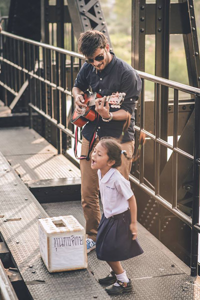 Hình ảnh đầy cảm hứng: Bé gái say sưa múa hát trên cầu Thái Lan để kiếm tiền học phí - Ảnh 1.