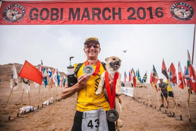 Cùng nhau vượt qua 124km chạy bộ trên sa mạc, cô chó đi lạc đã tìm được chủ mới cho mình - Ảnh 8.
