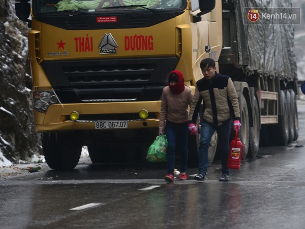 Hàng trăm ô tô, tài xế và người dân bị kẹt trên đèo Ô Quy Hồ - Ảnh 11.