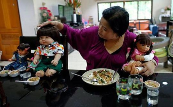 Rộ mốt nuôi búp bê tại Thái Lan: Dễ thương hay kỳ quái? - Ảnh 2.