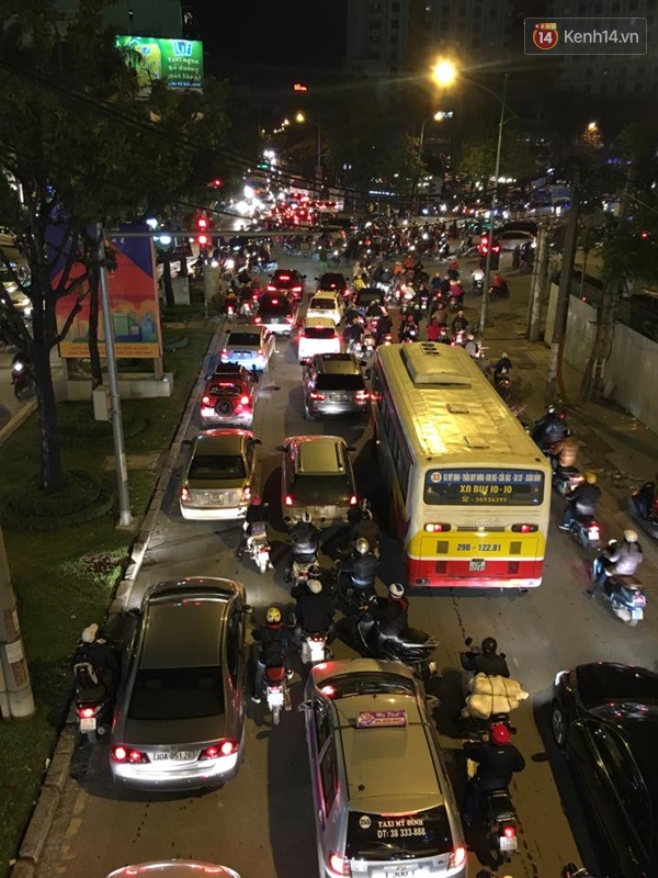 Đường phố Hà Nội lại tắc nghẽn nghiêm trọng vào giờ tan tầm - Ảnh 15.