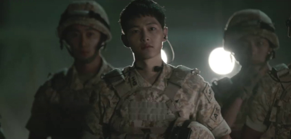 Cảnh hậu trường phim của Song Joong Ki - Song Hye Kyo được tung ra g&acirc;y t&ograve; m&ograve; - Ảnh 12.
