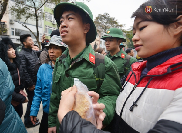 Hà Nội: Những hình ảnh xúc động trong buổi giao nhận quân 2016 - Ảnh 11.