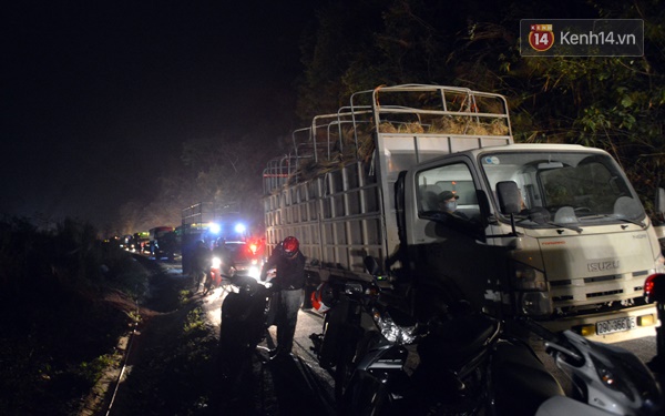 Hiện trường kinh hoàng vụ xe bồn đâm xe khách bốc cháy trên đèo Thung Khe khiến 3 người chết - Ảnh 11.