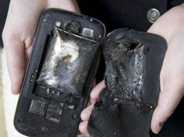 Những lưu ý để phòng tránh trường hợp smartphone cháy nổ giữa mùa nóng kỷ lục này - Ảnh 1.