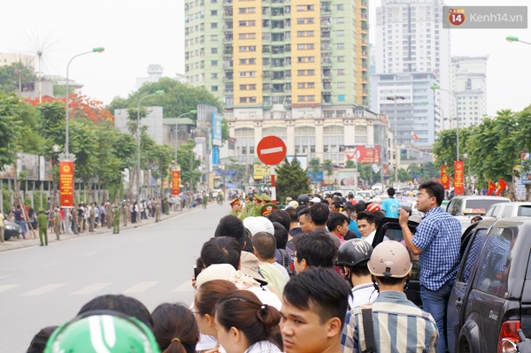 Người d&acirc;n Thủ đ&ocirc; đứng k&iacute;n đường ch&agrave;o đ&oacute;n đo&agrave;n xe của Tổng thống Hoa Kỳ - Ảnh 11.