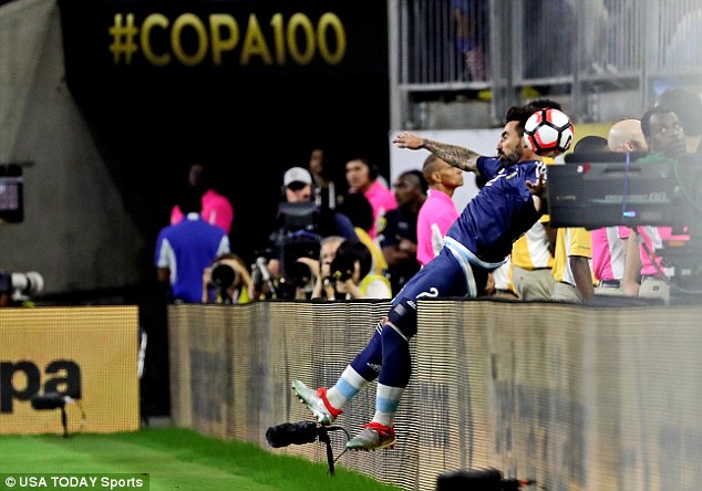 Messi lập siêu phẩm, Argentina hiên ngang vào chung kết Copa America 2016 - Ảnh 13.