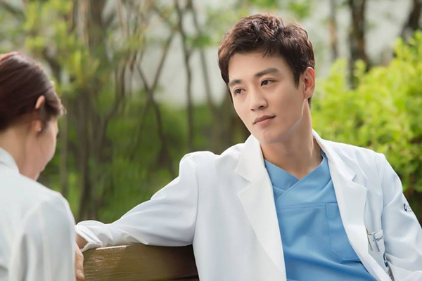 “Doctors”: Park Shin Hye bị kẻ lạ tấn công bất thình lình tại bệnh viện - Ảnh 16.