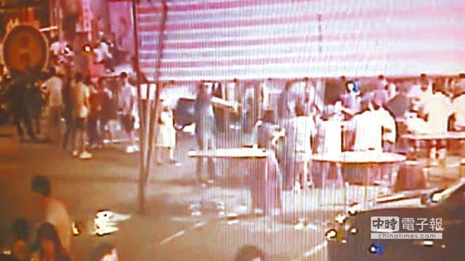 Đại ca xã hội đen khét tiếng Đài Loan bị bắn chết, 3.000 người nối đuôi nhau đến đưa tang - Ảnh 10. Đại ca xã hội đen khét tiếng Đài Loan bị bắn chết, 3.000 người nối đuôi nhau đến đưa tang - Ảnh 10.