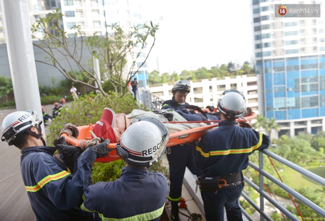 Xem cảnh sát chữa cháy, cứu nạn tại tòa nhà cao nhất Việt Nam - Ảnh 11.
