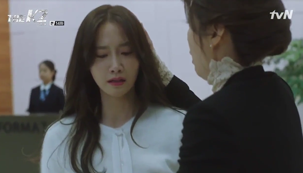 “K2”: Ji Chang Wook bất lực nhìn Yoona bị kẻ thù bắt cóc - Ảnh 11.