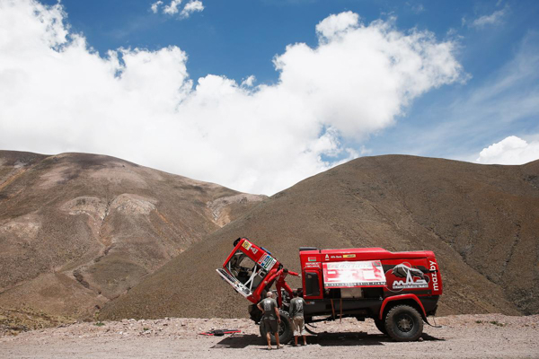 Toàn cảnh giải đua xe xuyên sa mạc khắc nghiệt nhất hành tinh Dakar Rally 2016 - Ảnh 12.