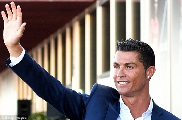 Ronaldo bảnh bao dự lễ ra mắt khách sạn triệu đô mang thương hiệu CR7 - Ảnh 8.