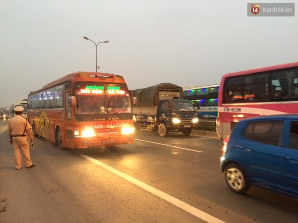 3 vụ tai nạn liên tiếp xảy ra, cao tốc Pháp Vân - Cầu Giẽ ùn tắc nghiêm trọng - Ảnh 2.