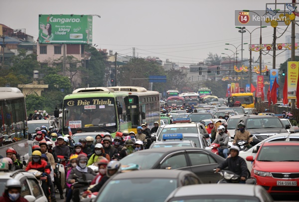 Người Hà Nội - Sài Gòn hối hả về quê nghỉ Tết sau buổi làm việc cuối cùng của năm - Ảnh 2.