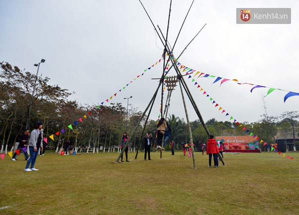 Người d&acirc;n H&agrave; Nội th&iacute;ch th&uacute; dạo chơi ở đường hoa rực rỡ ng&agrave;y đầu xu&acirc;n - Ảnh 3.