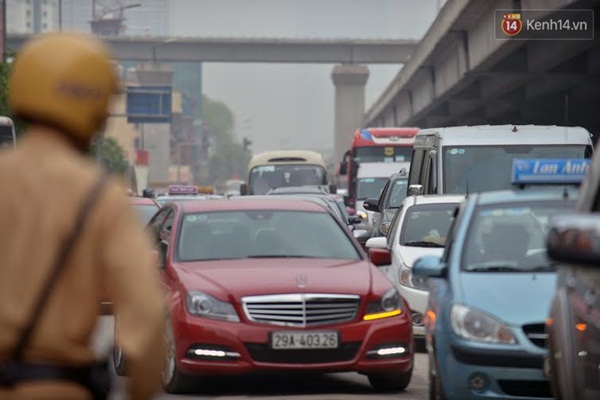Hà Nội: 2 tiếng không đi nổi 5km, ùn tắc kinh hoàng trên đường vành đai 3 - Ảnh 2.