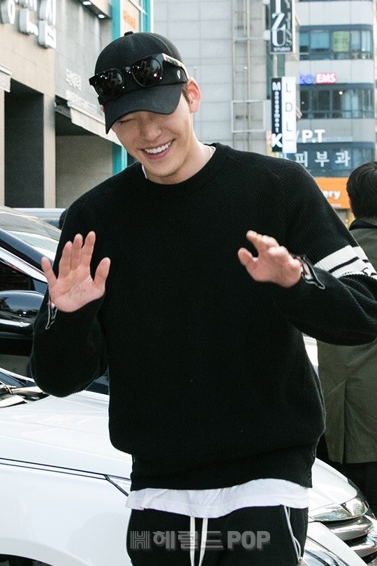Kim Woo Bin đ&ograve;i hẹn h&ograve; Suzy ngay tr&ecirc;n s&oacute;ng truyền h&igrave;nh trong phim mới - Ảnh 14.