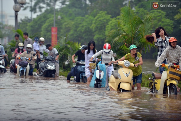 Chùm ảnh: Tắc đường kinh hoàng sau mưa, giao thông trên đường Phạm Hùng tê liệt - Ảnh 18.