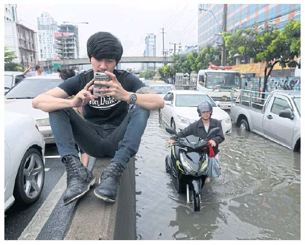 Đừng đi du lịch Bangkok tuần này vì đường quá ngập - Ảnh 8.