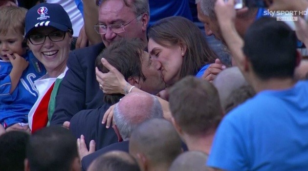 Những nụ hôn ngọt ngào ở Euro 2016 - Ảnh 12.