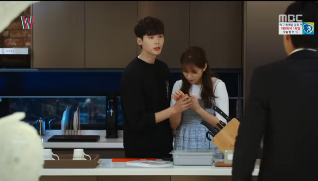 W - Two Worlds: Tự tử quá nhiều, Lee Jong Suk quên mất cả vợ Hyo Joo? - Ảnh 15.