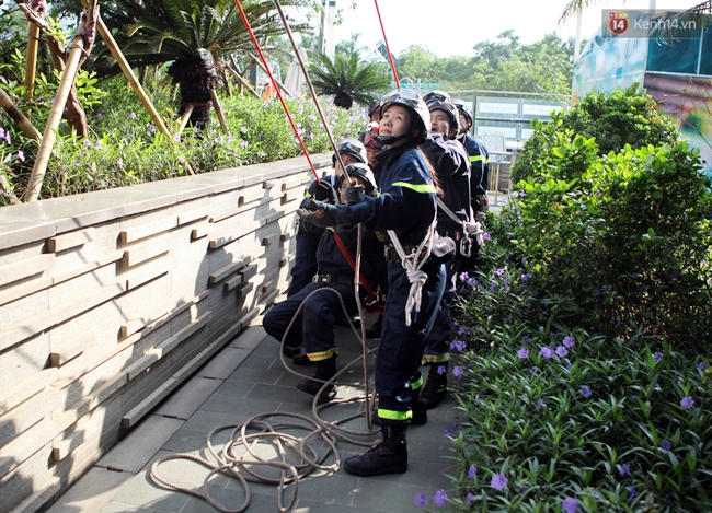 Xem cảnh sát chữa cháy, cứu nạn tại tòa nhà cao nhất Việt Nam - Ảnh 12.