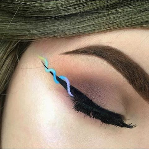 Kẻ eyeliner thường đã khó, nay các nàng còn thi nhau kẻ kiểu đánh đố như thế này - Ảnh 1.