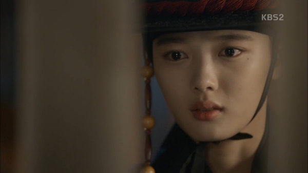 Moonlight: “Chô-ha” Park Bo Gum bị cận thần bất ngờ kề dao vào cổ - Ảnh 15.
