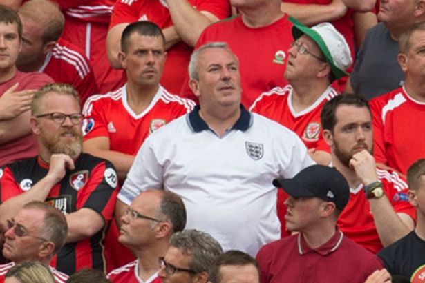 Đ&acirc;y l&agrave; CĐV Anh liều mạng nhất Euro 2016 - Ảnh 2.