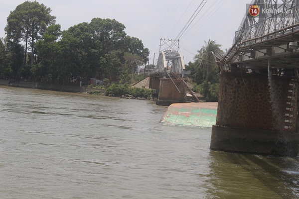 Sập cầu Ghềnh ở Đồng Nai, tuyến đường sắt Bắc - Nam tê liệt - Ảnh 6.