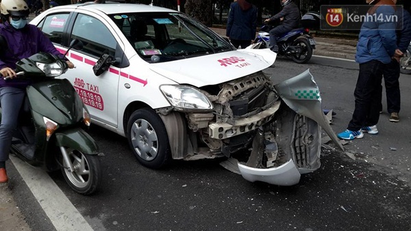 Hà Nội: 2 taxi tông vào nhau gần công viên Bách Thảo, 2 người nhập viện - Ảnh 1.