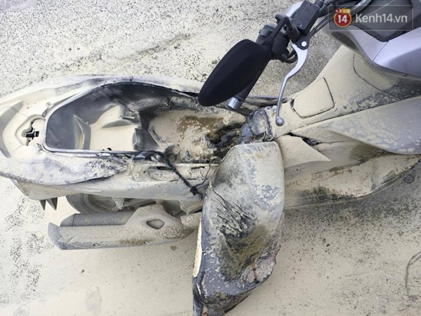 H&agrave; Nội: Đang đi tr&ecirc;n đường, xe m&aacute;y PCX bất ngờ bốc ch&aacute;y dữ dội - Ảnh 2.
