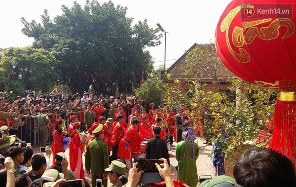 Bỏ tục chém lợn gây phản cảm giữa sân đình, hai “ông ỉn” được đưa đi “trảm” kín - Ảnh 13.