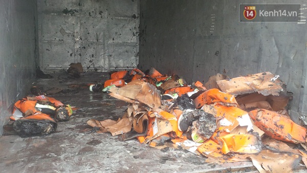 Đồng Nai: Hàng trăm đôi giày thể thao cháy rụi khi xe tải bốc cháy giữa đường - Ảnh 2.