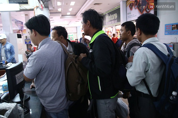 Vụ sập cầu Ghềnh: 300 hành khách ở ga Sài Gòn vật vờ chờ xe trung chuyển đến Biên Hòa - Ảnh 5.