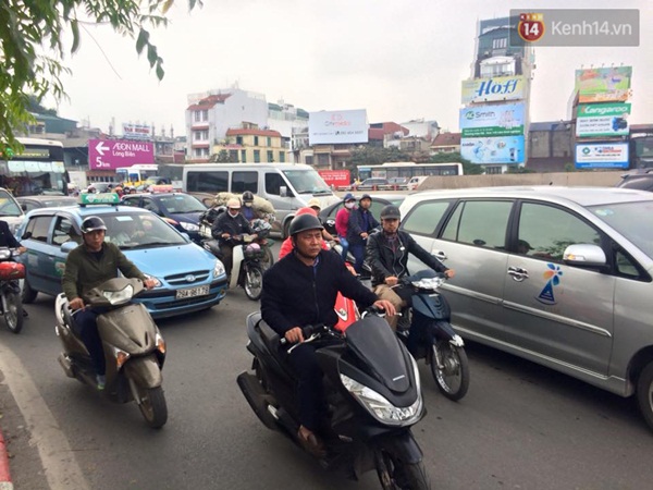 Hi hữu: Giữa trời nắng đi qua cầu Chương Dương vẫn phải mặc áo mưa - Ảnh 4.